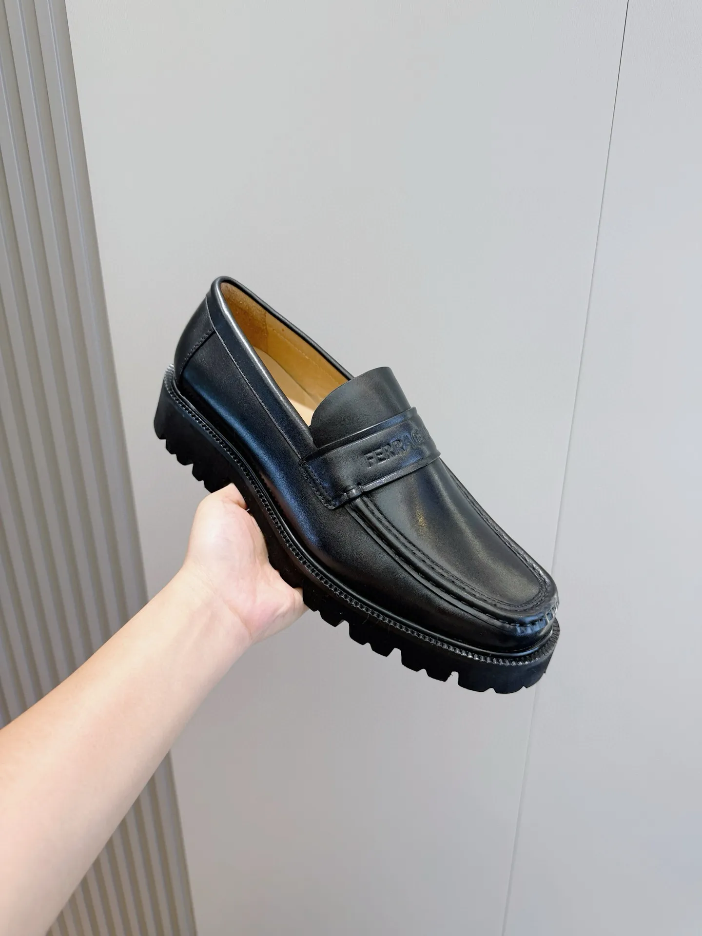 [Ferragamo] Top P: 760💰 Number of yards: 39~44 (38.45. Customized, non-returnable) Ferragamo men's leather derby shoes. The new derby shoes are light in texture and cool in style. They adopt exquisite eyelet uppers and novelly define urban trends. Made of brushed cowhide, it has a plump and rounded toe box and is decorated with delicate wingtip decorative details. Imported cowhide + cowhide lining.